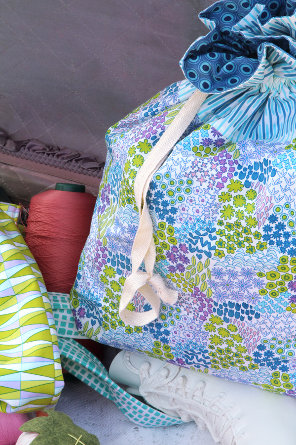 DreaminVintage_bluepouch_3