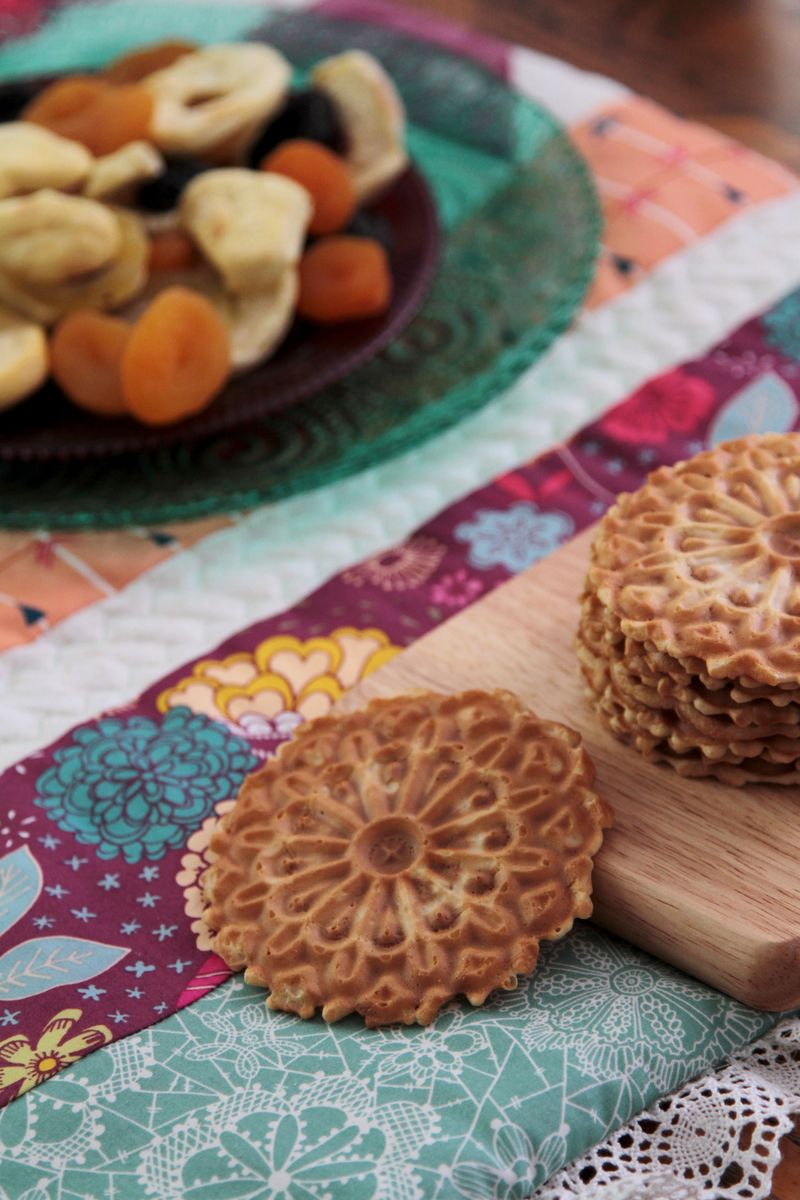 ArtGalleryFabrics_fleet&flourish_tablerunner_4